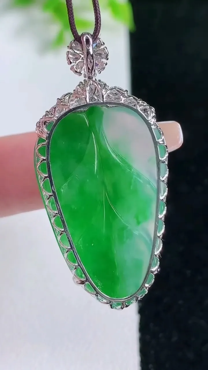 天然A货翡翠金枝玉叶 叶子吊坠，尺寸40.7-29.3-19.6-6.4，重量:5.33g
1月17日