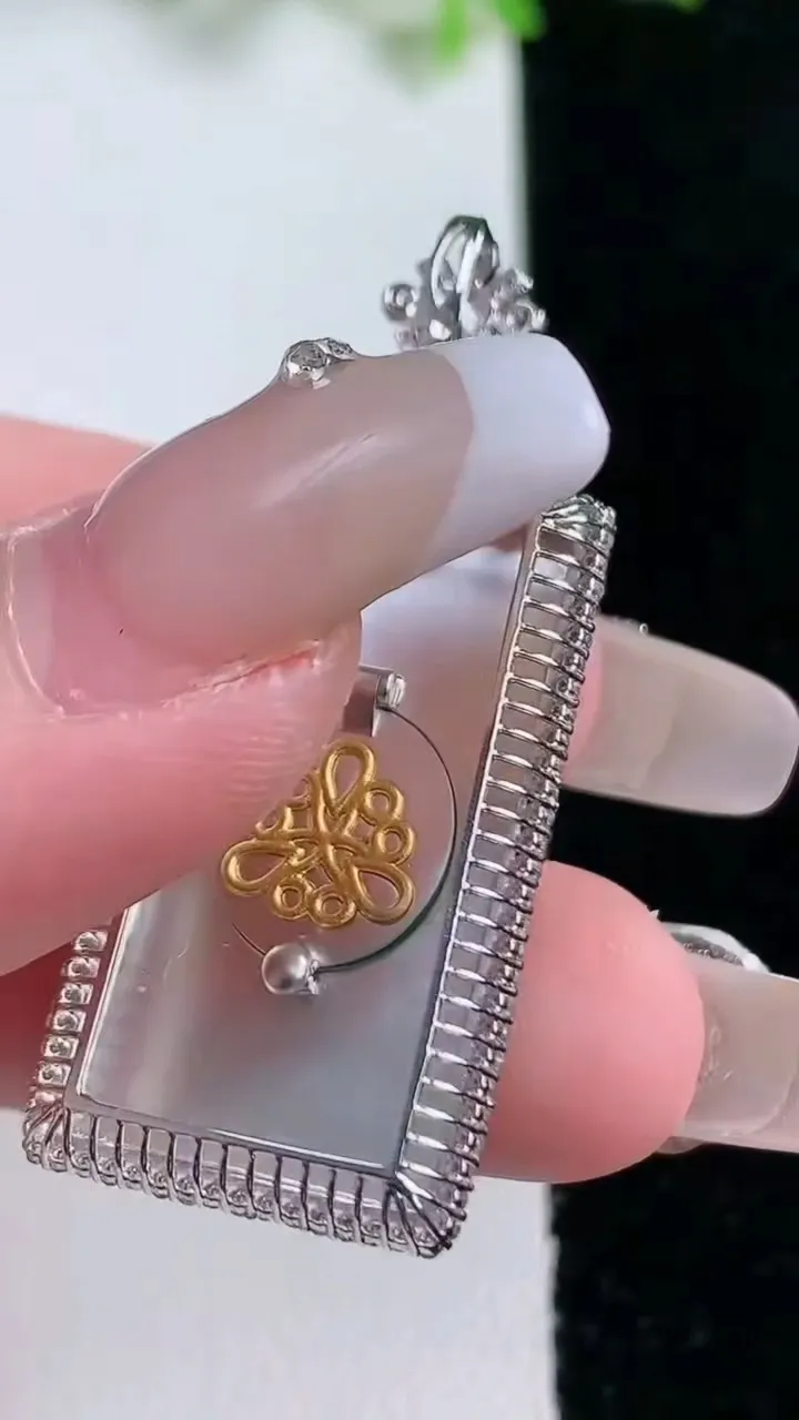 天然A货翡翠无事牌吊坠，尺寸43.4-18-6.6，裸石29.3-16.3重量:8.28g
1月17日