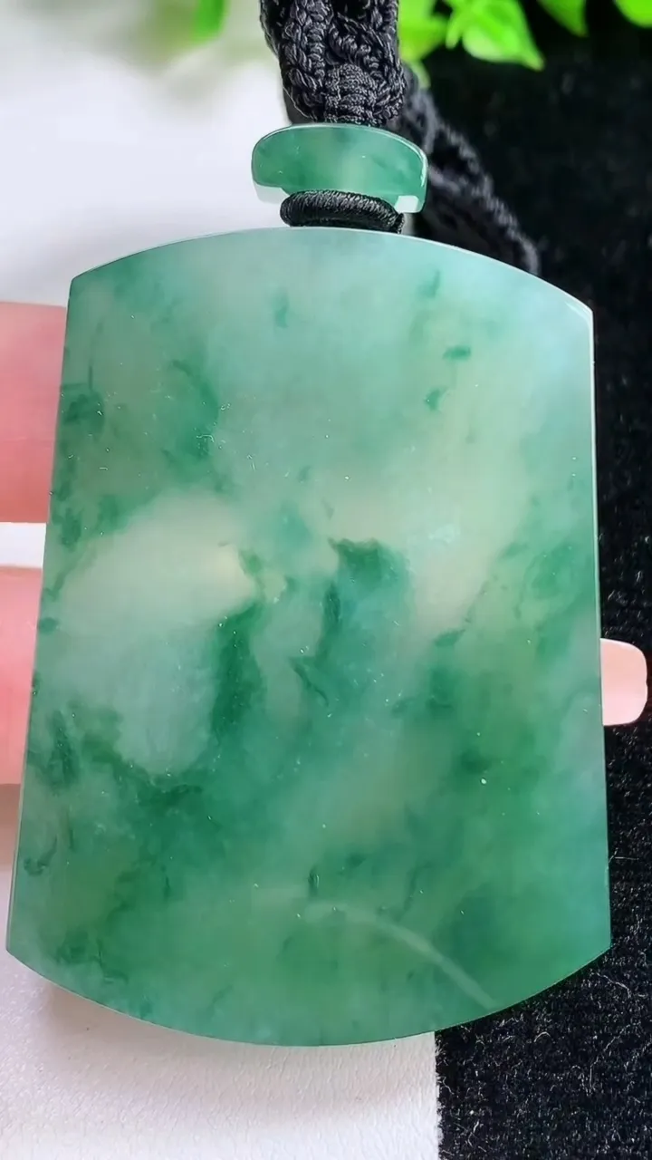 天然A货翡翠种飘花无事牌吊坠，尺寸57.5-42.3-5.8，重量:48.29g
1月17日