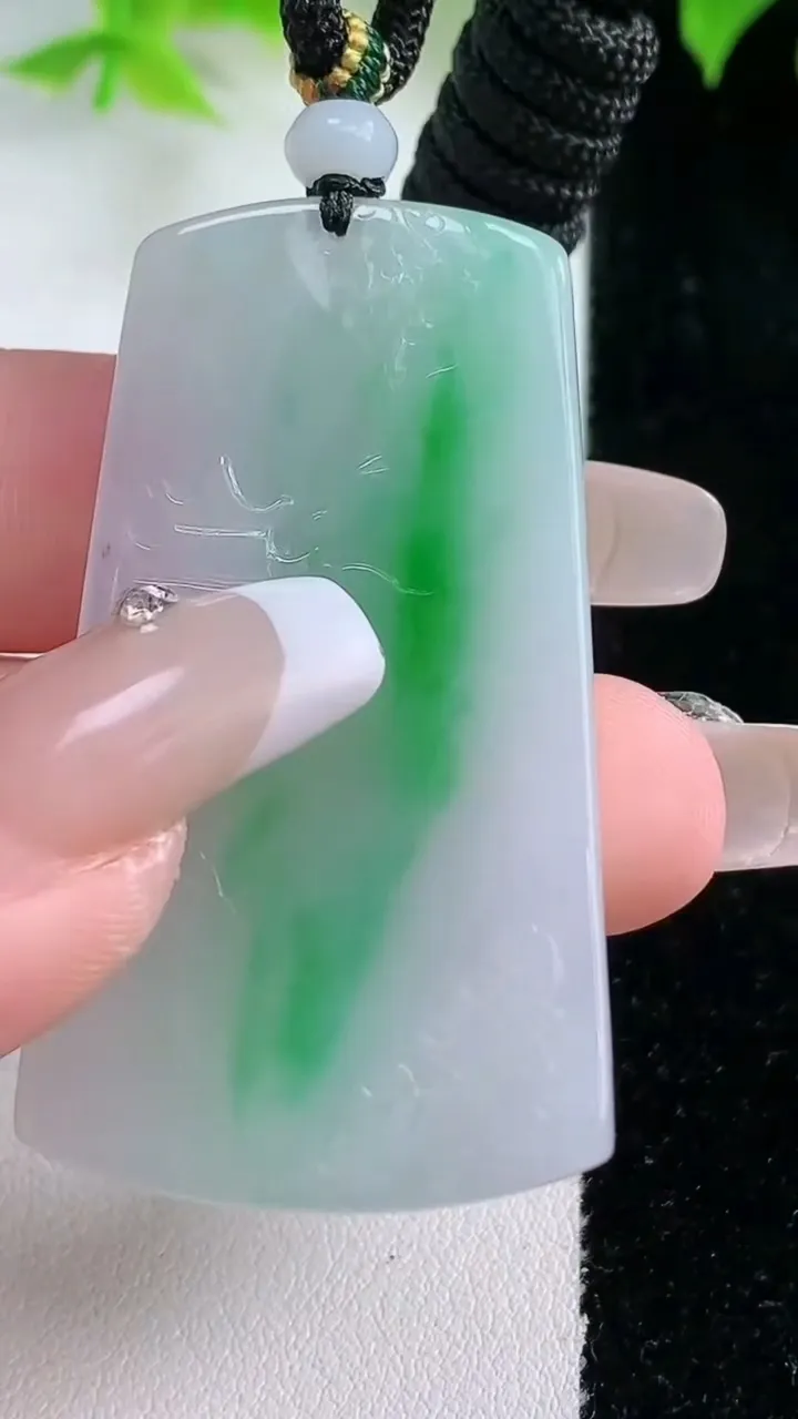 天然A货翡翠山水牌吊坠，尺寸48.7-26.2-4.6，重量:18.88g
1月17日