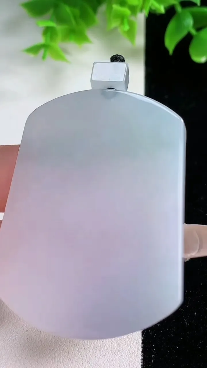 天然A货翡翠冰种春带彩紫罗兰无事牌吊坠，尺寸55.5-42-5.5，重量:39.33g
1月17日