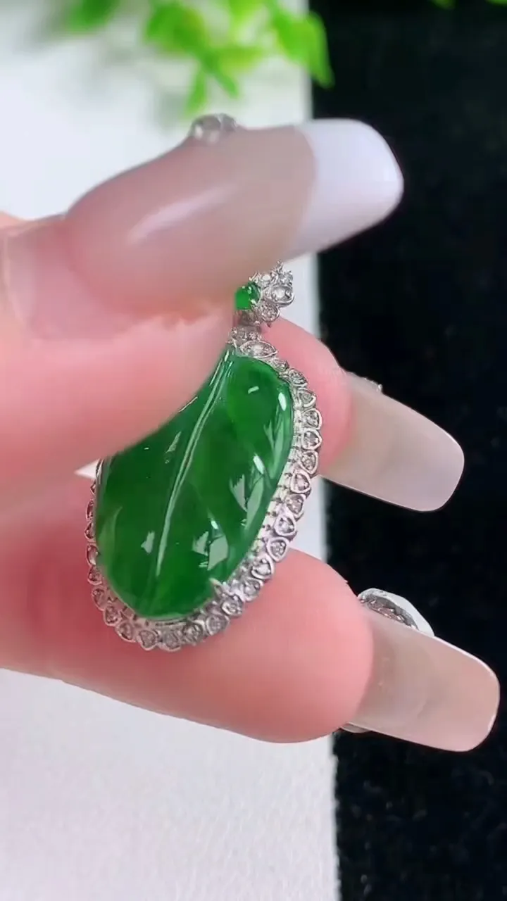 天然A货翡翠金枝玉叶 叶子吊坠，尺寸30-15.5-6.5
1月17日