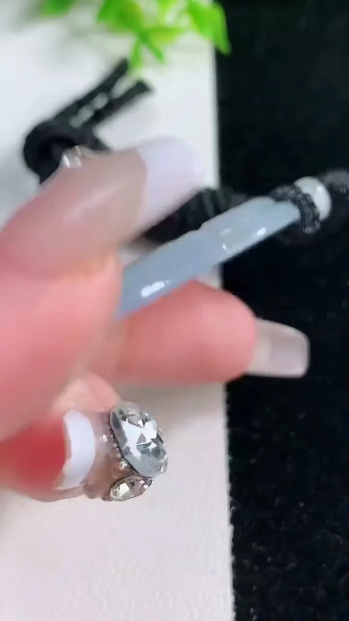 天然A货翡翠种紫罗兰飘花观音菩萨吊坠，尺寸51-30.6-5，重量:18.57g
1月17日