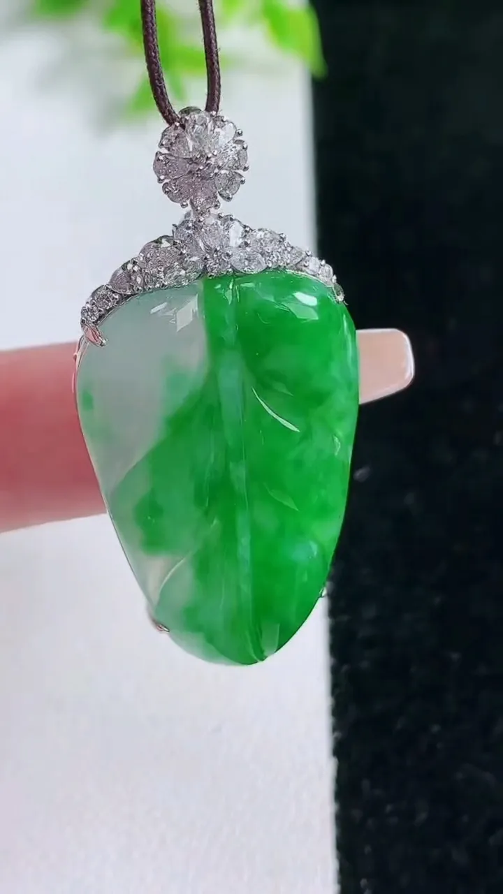 天然A货翡翠金枝玉叶 叶子吊坠，尺寸40.7-29.3-19.6-6.4，重量:5.33g
1月17