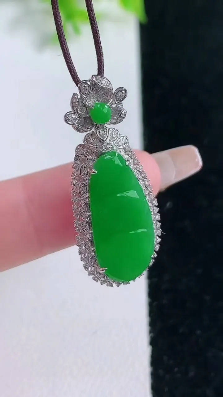 天然A货翡翠福豆吊坠，尺寸32.7-13-7.2，裸石19.6-9重量:3.48g
1月17日