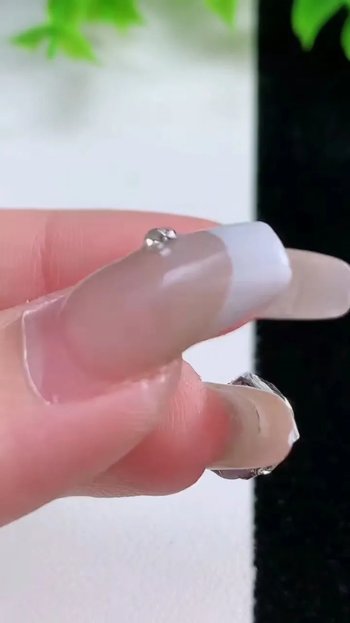 天然A货翡翠种飘花平安扣吊坠，尺寸18.6-3.7，重量:4.52g
1月17日