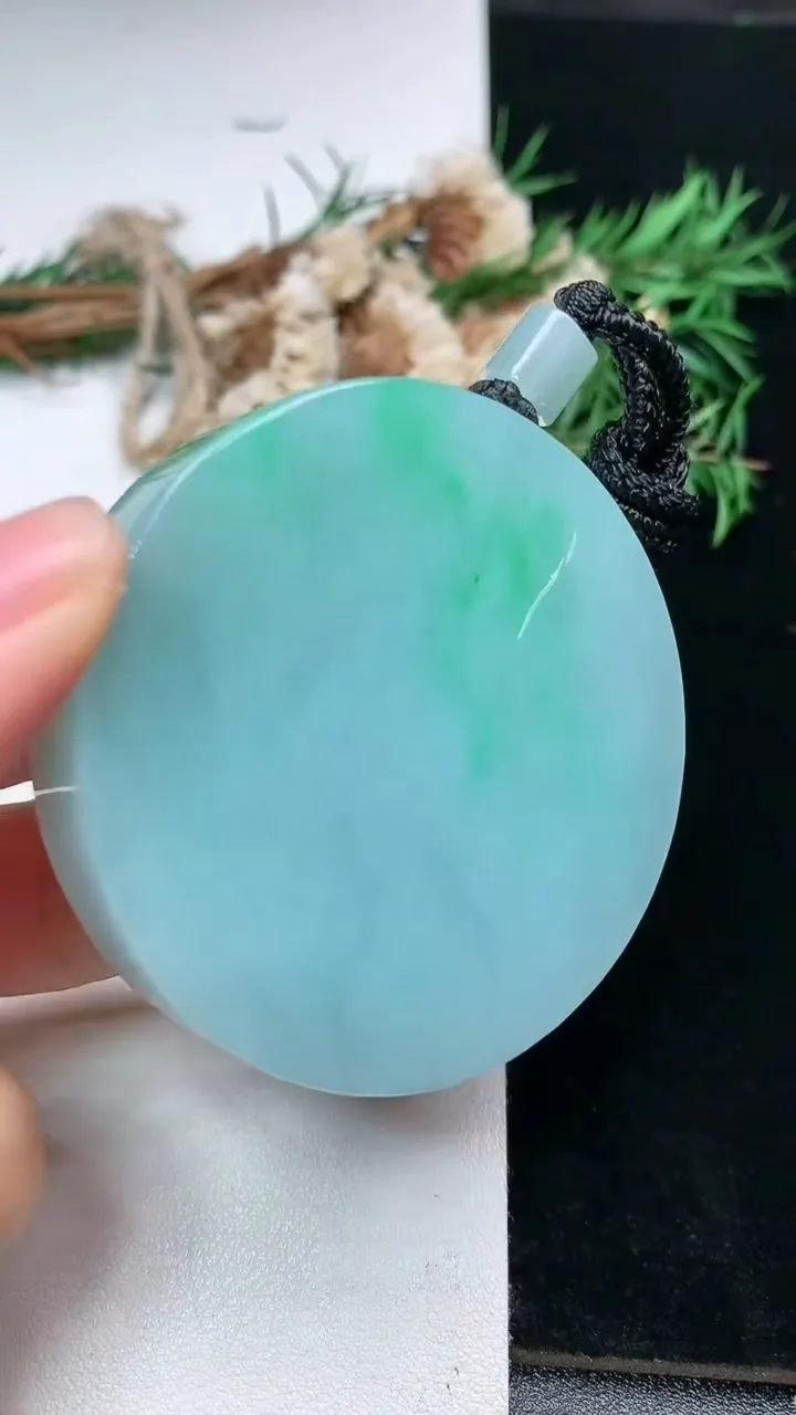 天然A货翡翠无相佛吊坠，尺寸53.6-12.8，重量:98.82g
1月17日