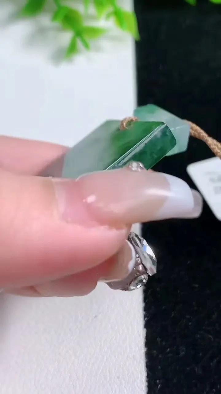 天然A货翡翠种飘花仿古无事牌吊坠，尺寸49-27.4-5.4，重量:26.92g
1月17日