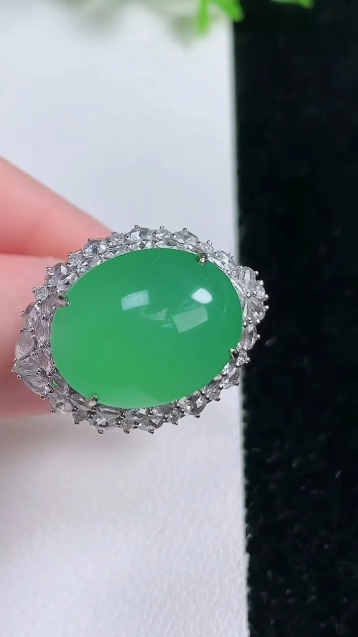 天然A货翡翠蛋面戒指 吊坠两用款，尺寸17.3-18.6-14.7-15.7，重量:11.33g2026年1月17日
工厂直销收藏佳品,种好水足，色泽均匀，有种有色，上手高大气！