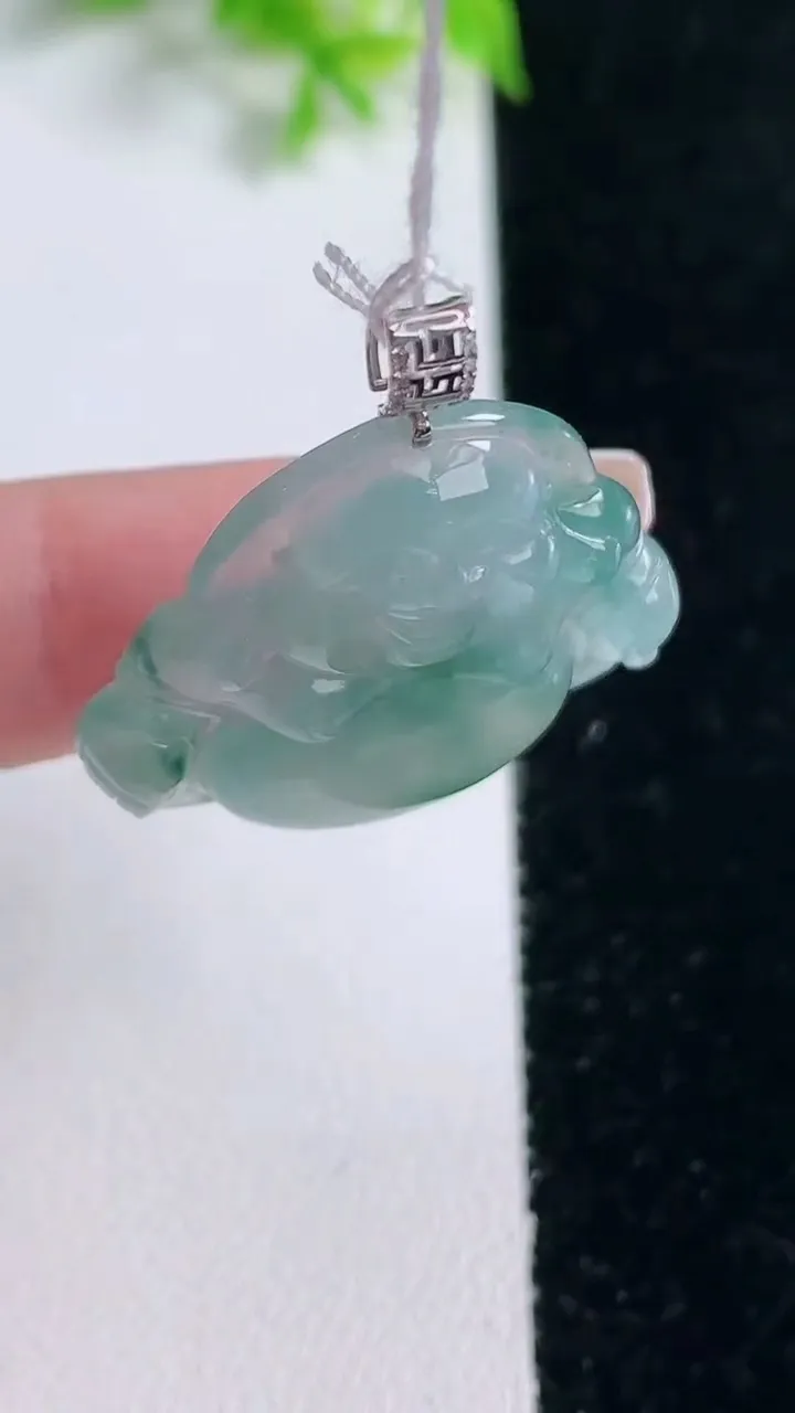 天然A货翡翠种飘花佛公吊坠，尺寸27-29.2-5.7，重量:6.92g
1月17日