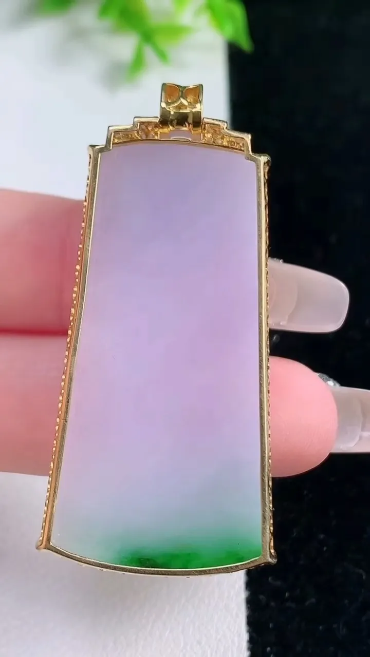 天然A货翡翠无事牌吊坠，尺寸44.6-22.7-6.2，重量:14.59g
1月17日