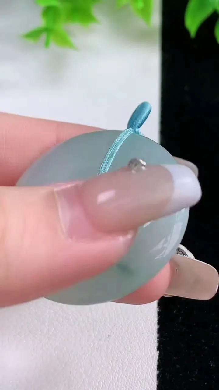 天然A货翡翠冰种飘花平安扣吊坠，尺寸35.6-5.8，重量:17.53g
1月17日