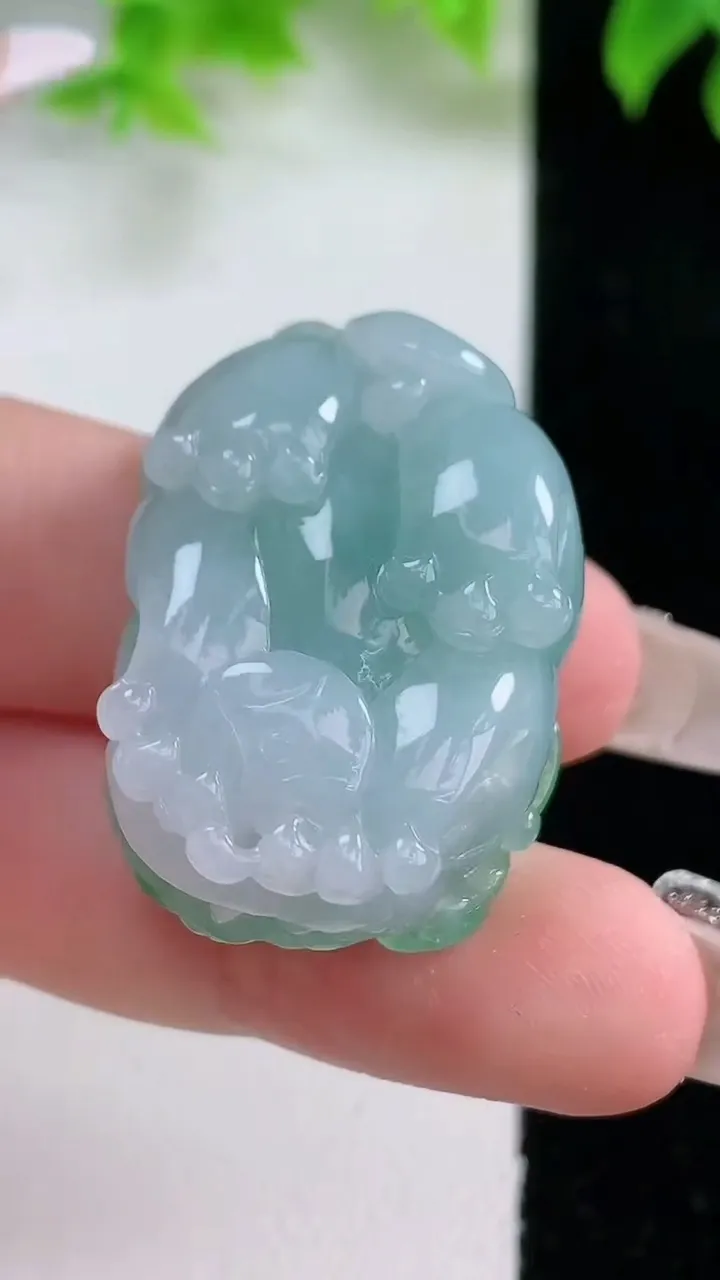 天然A货翡翠貔貅吊坠，尺寸31.7-22.5-14.6，重量:21.43g
1月17日