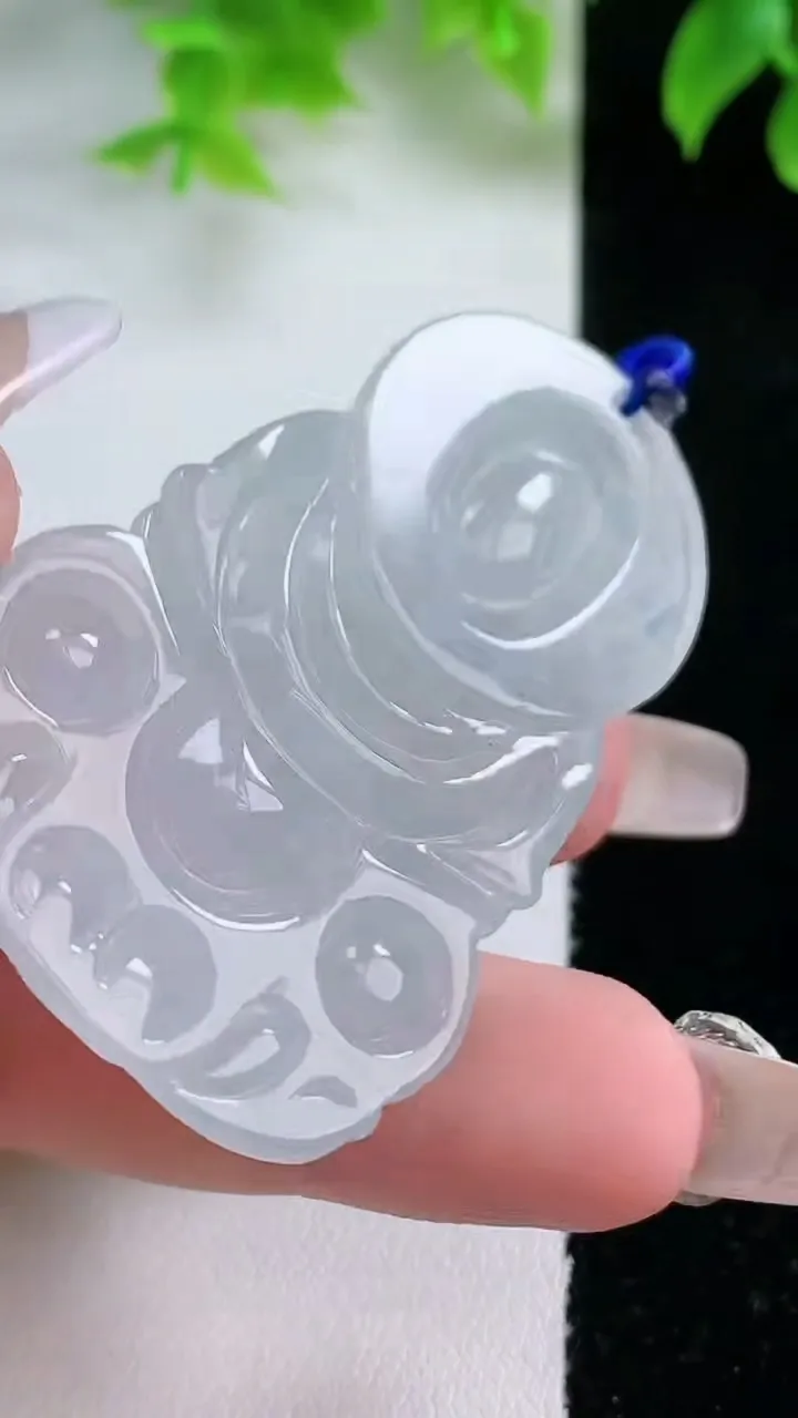 天然A货翡翠观音菩萨吊坠，尺寸52-34.2-6，重量:19.11g
1月17日