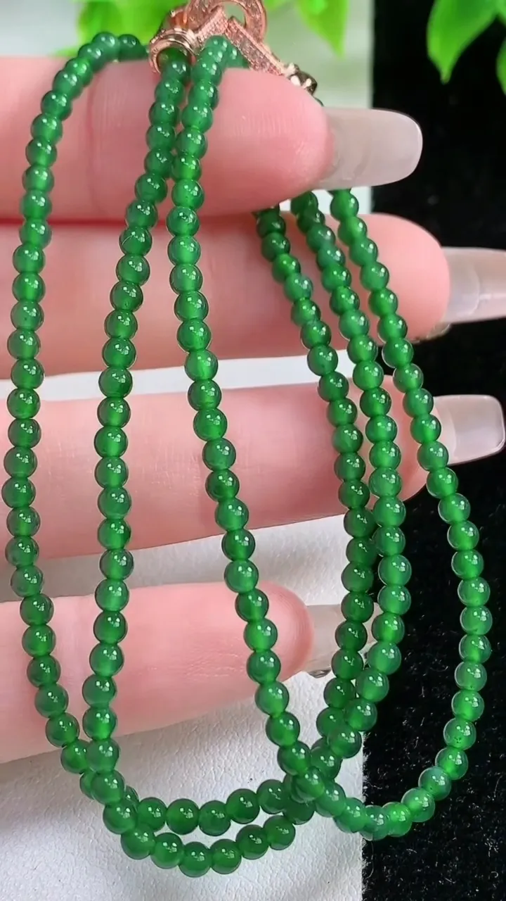 天然A货翡翠小米珠项链，尺寸2.8，重量:9.10g1月17日
工厂直销收藏佳品,种好水足，色泽均匀，有种有色，上手高大气！