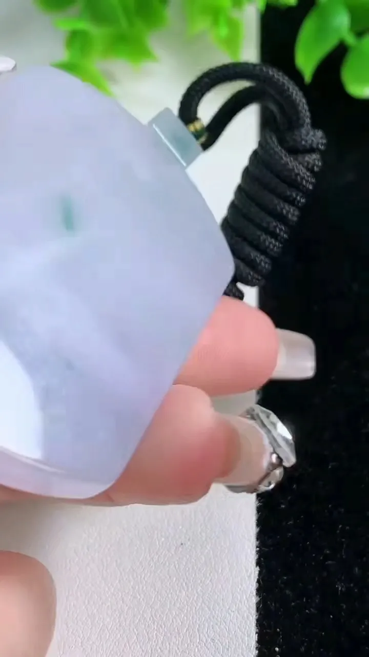 天然A货翡翠冰种紫罗兰飘花无事牌吊坠，尺寸56-41-5.7，重量:45.49g
1月17日