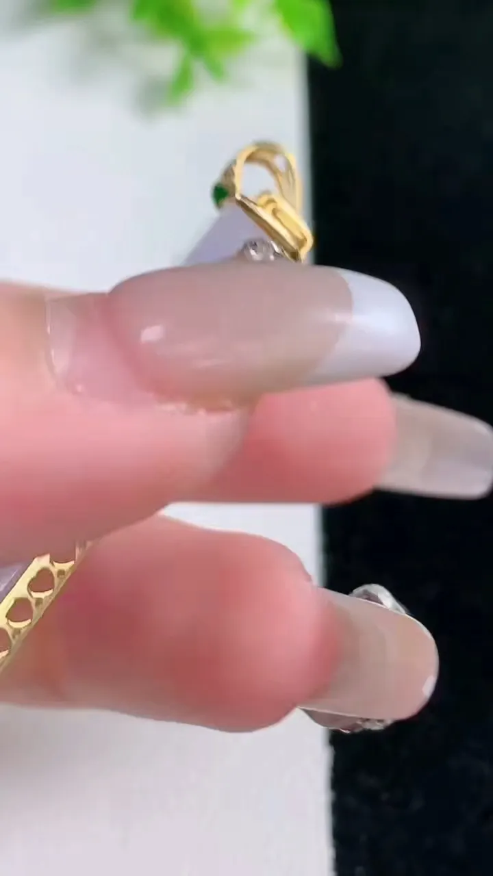 天然A货翡翠无事牌吊坠，尺寸44.6-22.7-6.2，重量:14.59g
1月17日