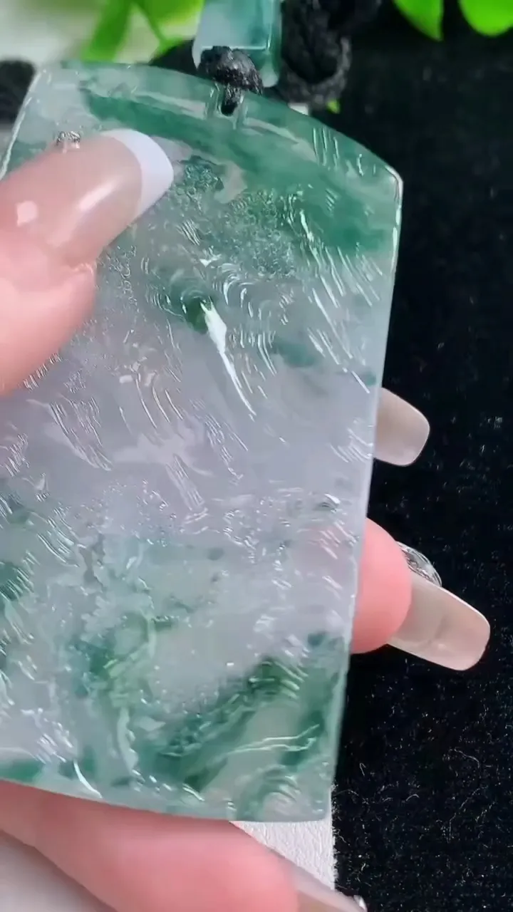 天然A货翡翠种飘花山水牌吊坠，尺寸70.4-46.2-5.7，重量:52.73g
1月17日