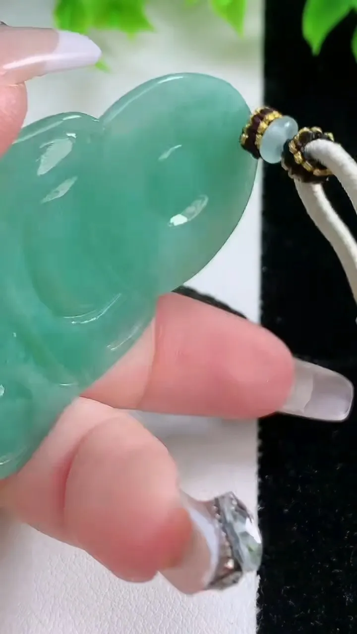 天然A货翡翠观音菩萨吊坠，尺寸61.7-39.5-5.2，重量:27.28g
1月17日