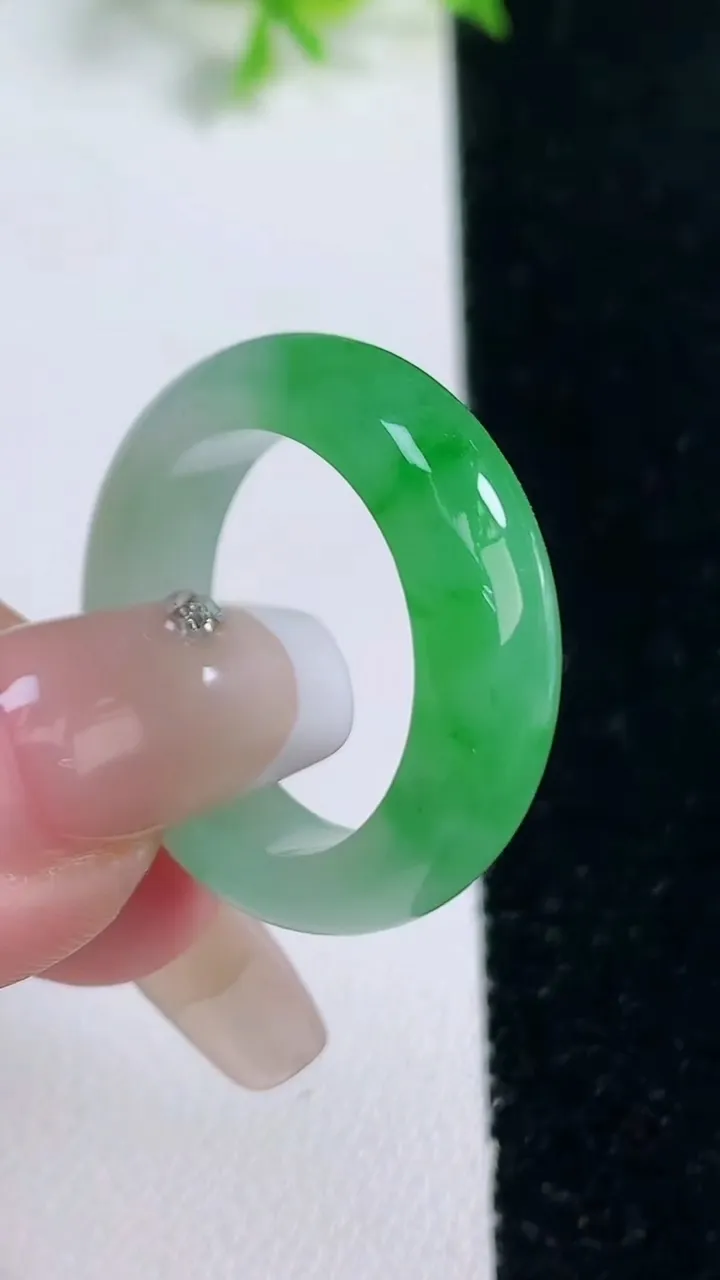 天然A货翡翠指环戒指，尺寸19.3-6.8-4，重量:6.24g2026年1月17日
工厂直销收藏佳品,种好水足，色泽均匀，有种有色，上手高大气！