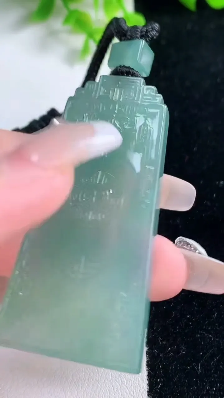 天然A货翡翠仿古无事牌吊坠，尺寸56.2-26.4-5.5，重量:29.50g
1月17日