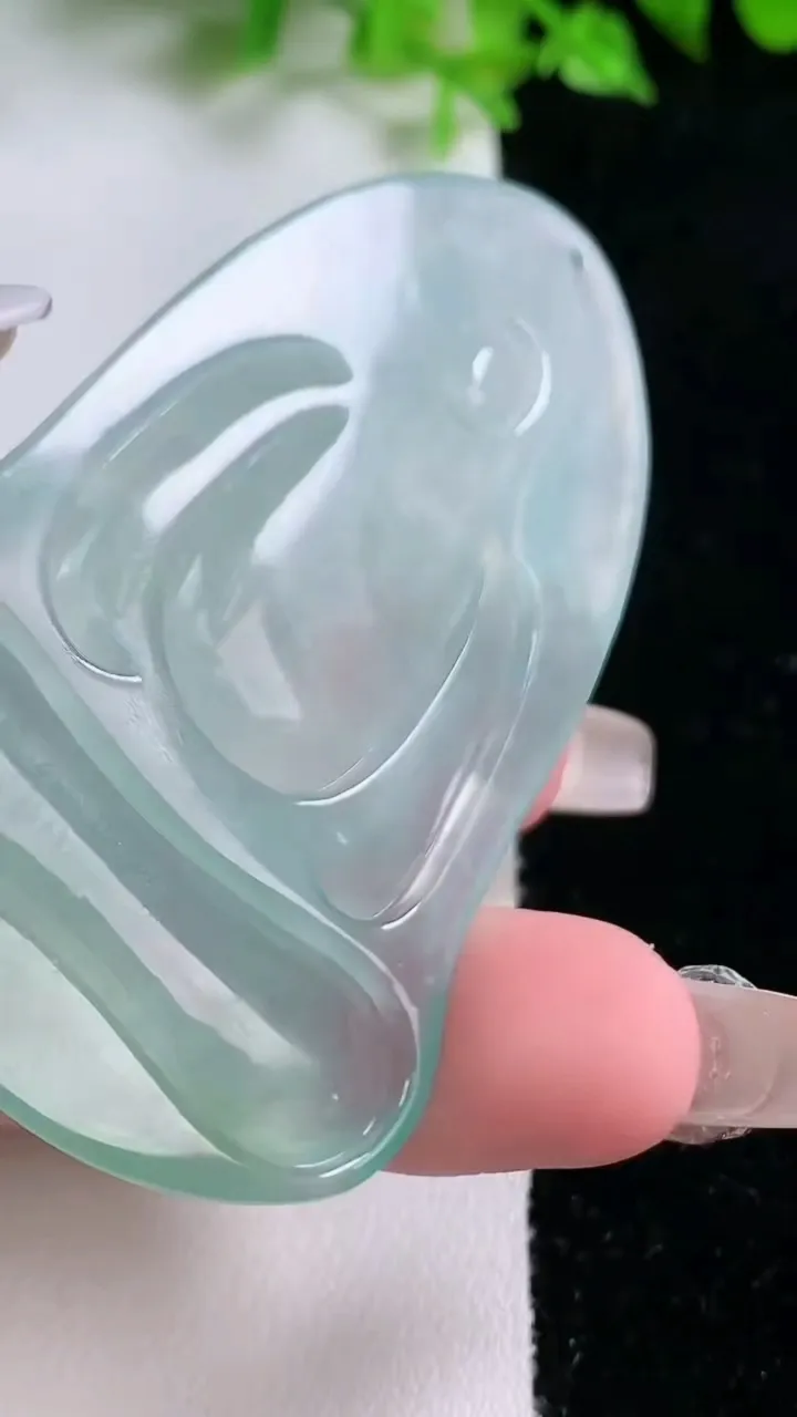 天然A货翡翠大势至菩萨吊坠，尺寸68.4-43.2-6，重量:33.30g
1月17日