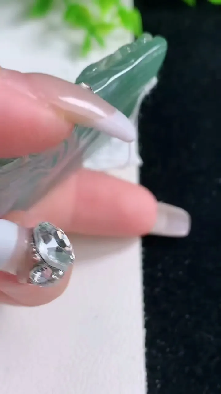 天然A货翡翠观音菩萨吊坠，尺寸67-44-6，重量:41.16g
1月17日