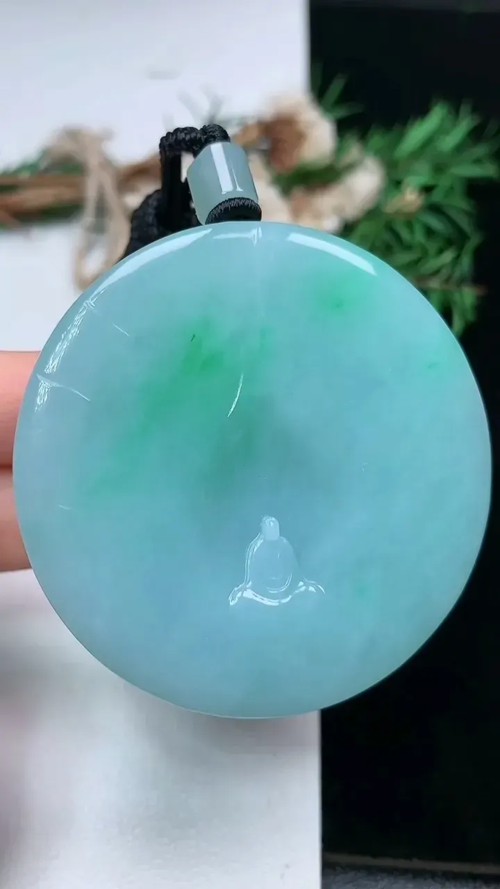 天然A货翡翠无相佛吊坠，尺寸53.6-12.8，重量:98.82g
1月17日