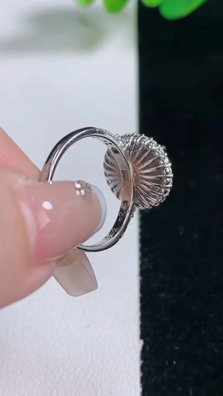 天然A货翡翠蛋面戒指，尺寸12-10-7.3，重量:3.15g2026年1月17日
工厂直销收藏佳品,种好水足，色泽均匀，有种有色，上手高大气！