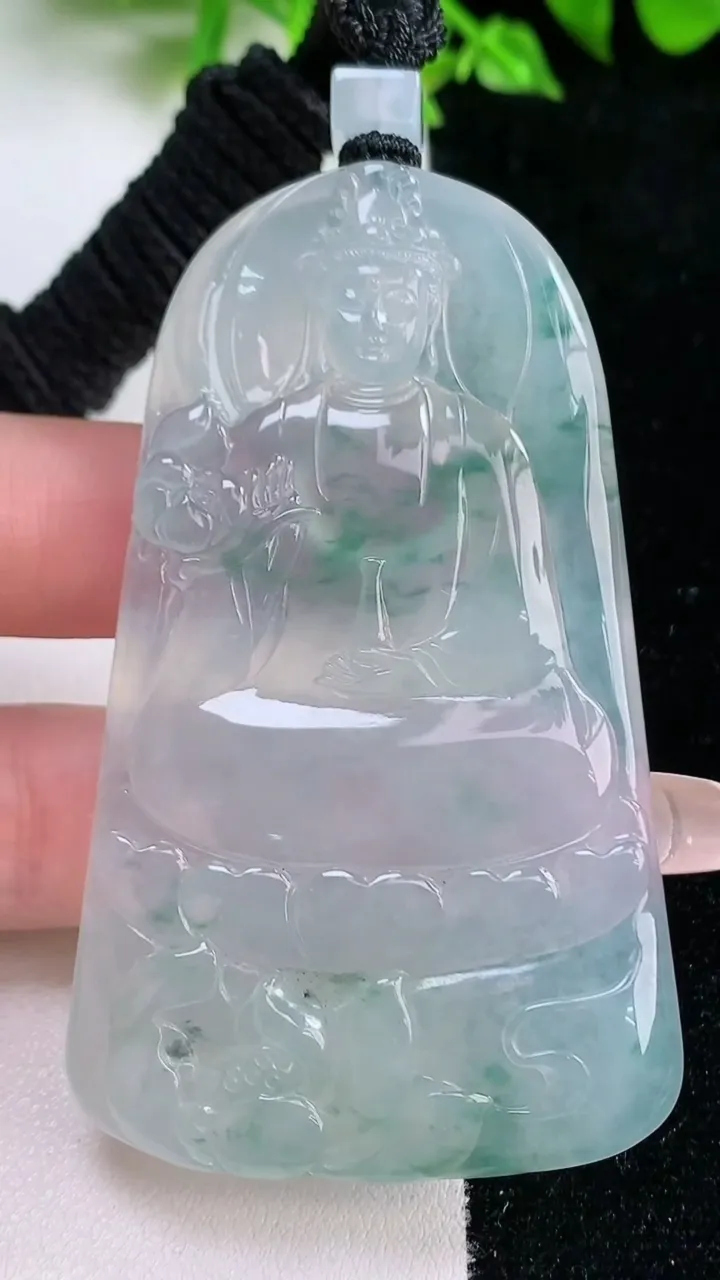 天然A货翡翠种飘花大势至菩萨吊坠，尺寸68.3-40.2-5.2，重量:39.74g
1月17日