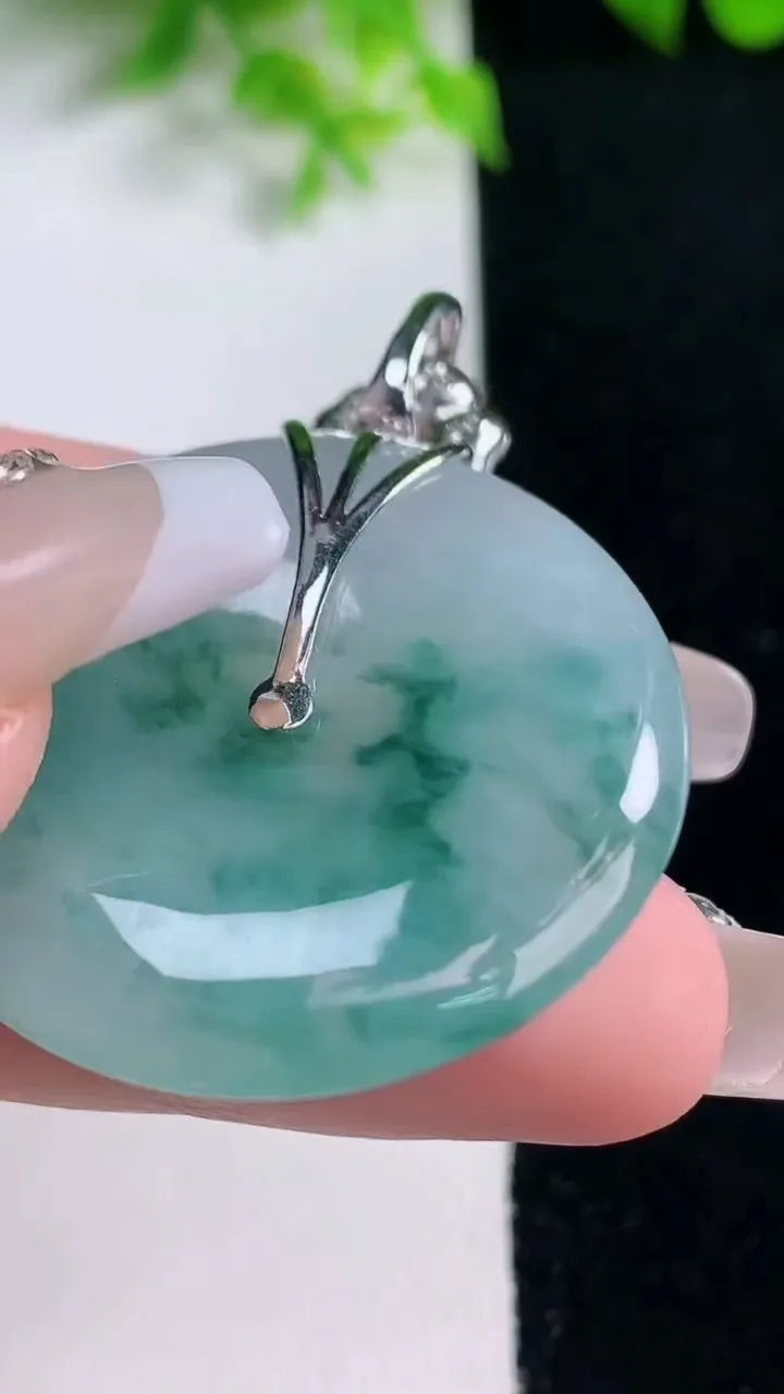 天然A货翡翠种飘花平安扣吊坠，尺寸35.5-5.2，重量:16.42g
1月17日