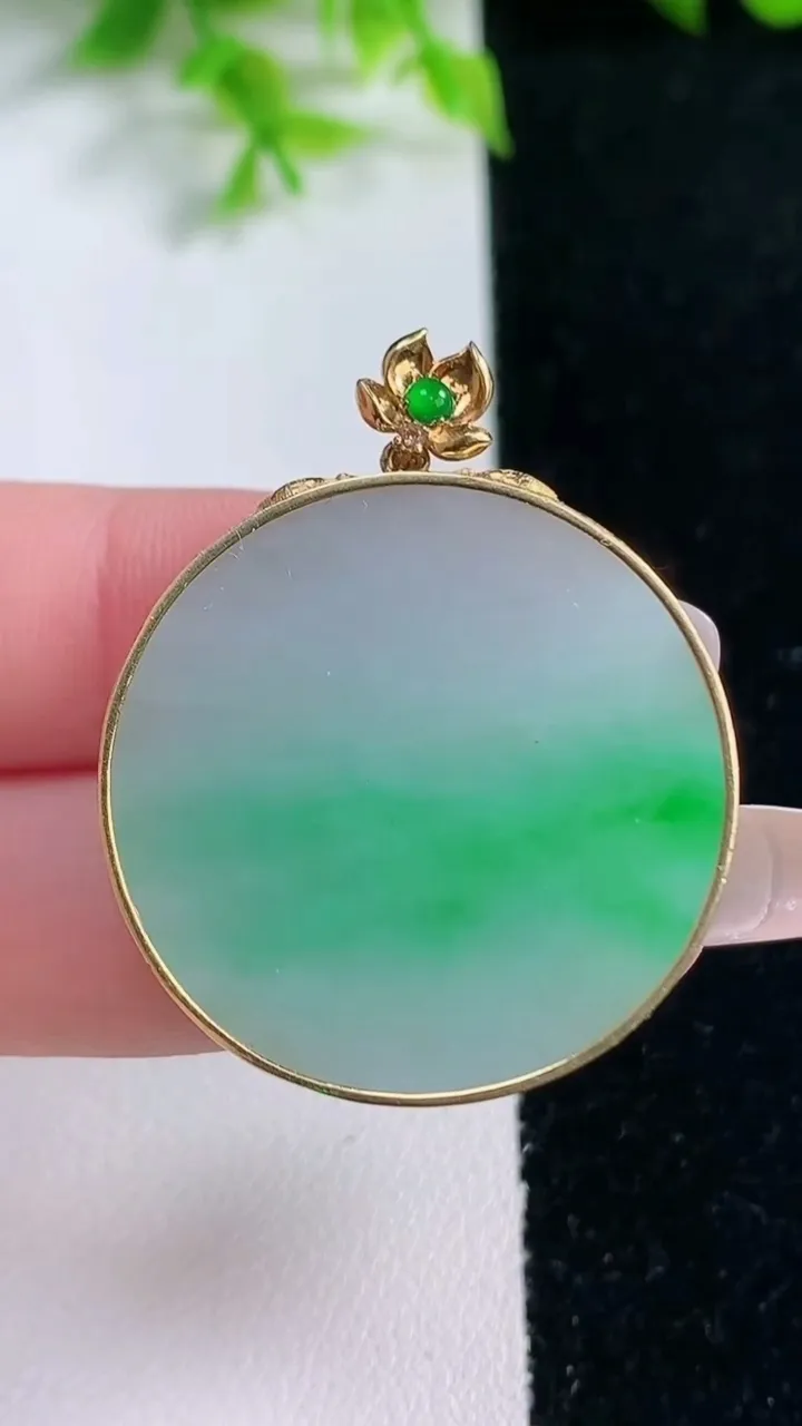 天然A货翡翠无事牌吊坠，尺寸30.2-5.8，重量:16.39g
1月17日