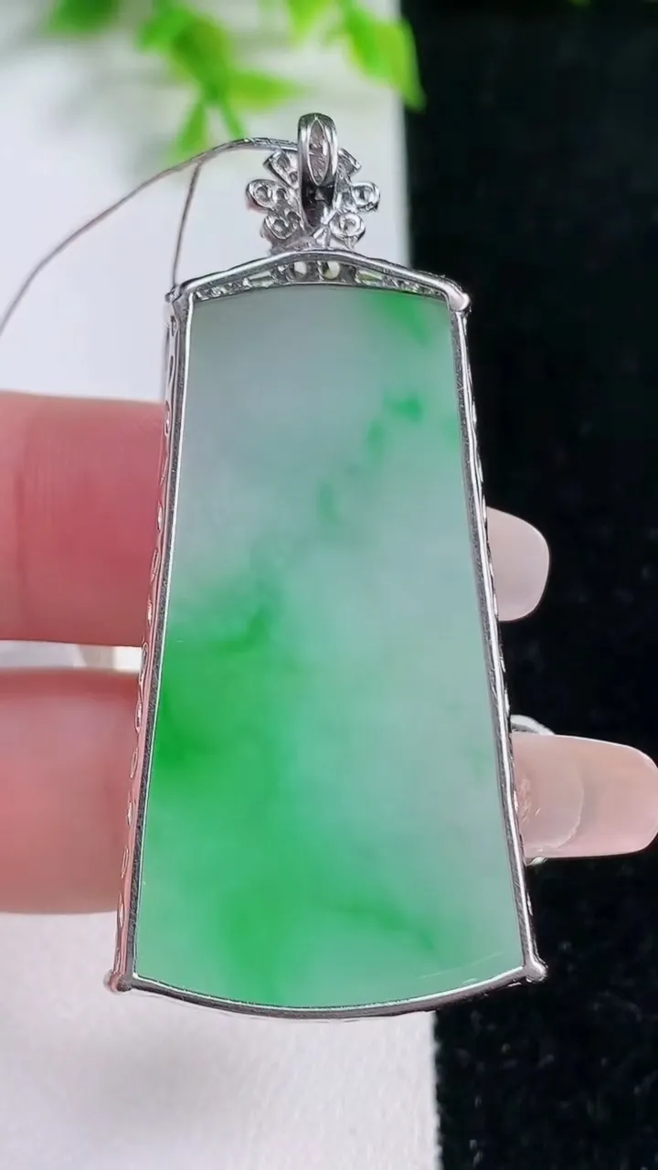 天然A货翡翠无事牌吊坠，尺寸51.4-41.7-23-6，重量:11.75g
1月17日