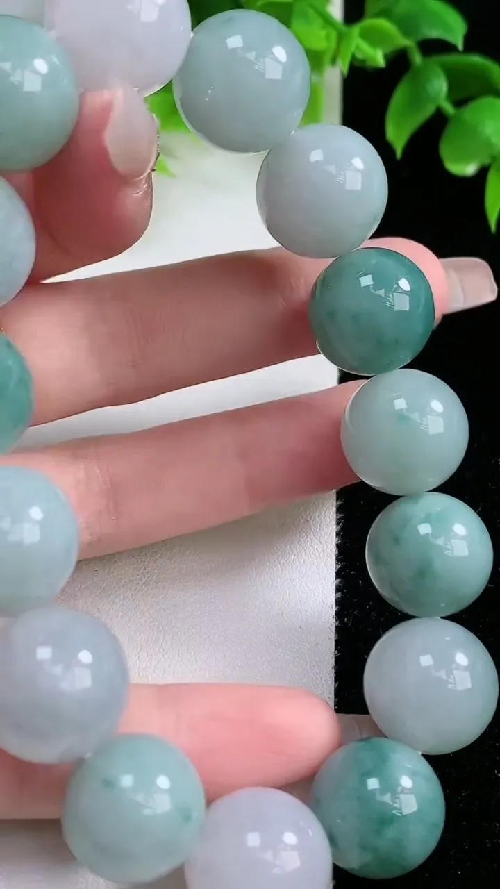 天然A货翡翠飘花圆珠手串，尺寸15.2-15颗，重量:91.76g1月17日
工厂直销收藏佳品,种好