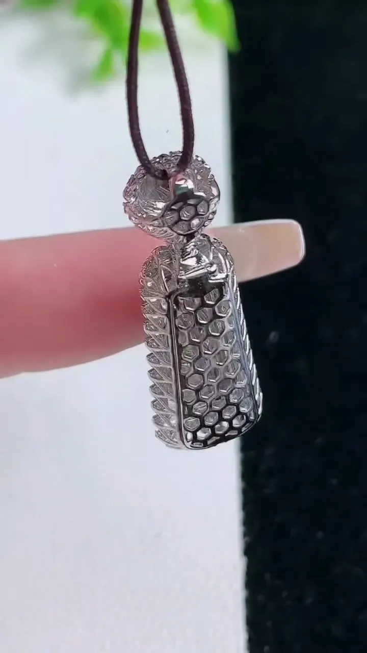 天然A货翡翠无事牌吊坠，尺寸29.6-10.7-7.9，裸石16.7-7.2重量:2.61g
1月17日