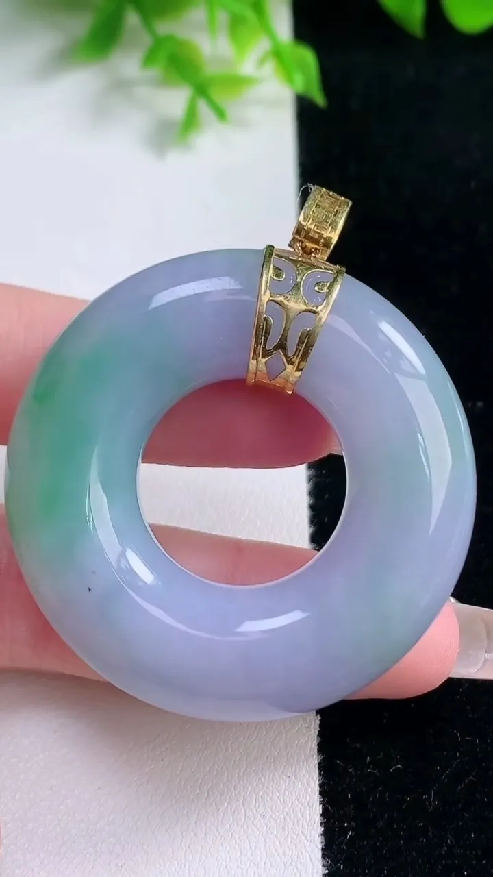 天然A货翡翠18K金春带彩紫罗兰平安环吊坠，尺寸45.2-11.2，重量:41.12g
1月17日