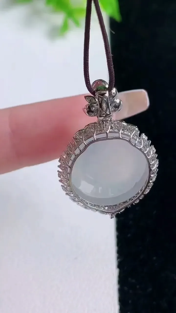 天然A货翡翠种白冰蛋面吊坠，尺寸29.2-19.7-11，裸石16.3重量:5.83g
1月17日