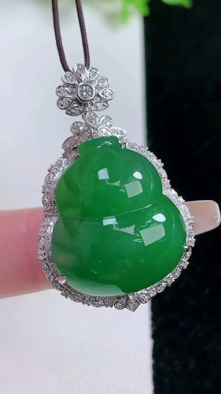 天然A货翡翠葫芦吊坠，尺寸37.4-23.7-12.6，裸石22.7-20.5重量:9.74g
1月17日