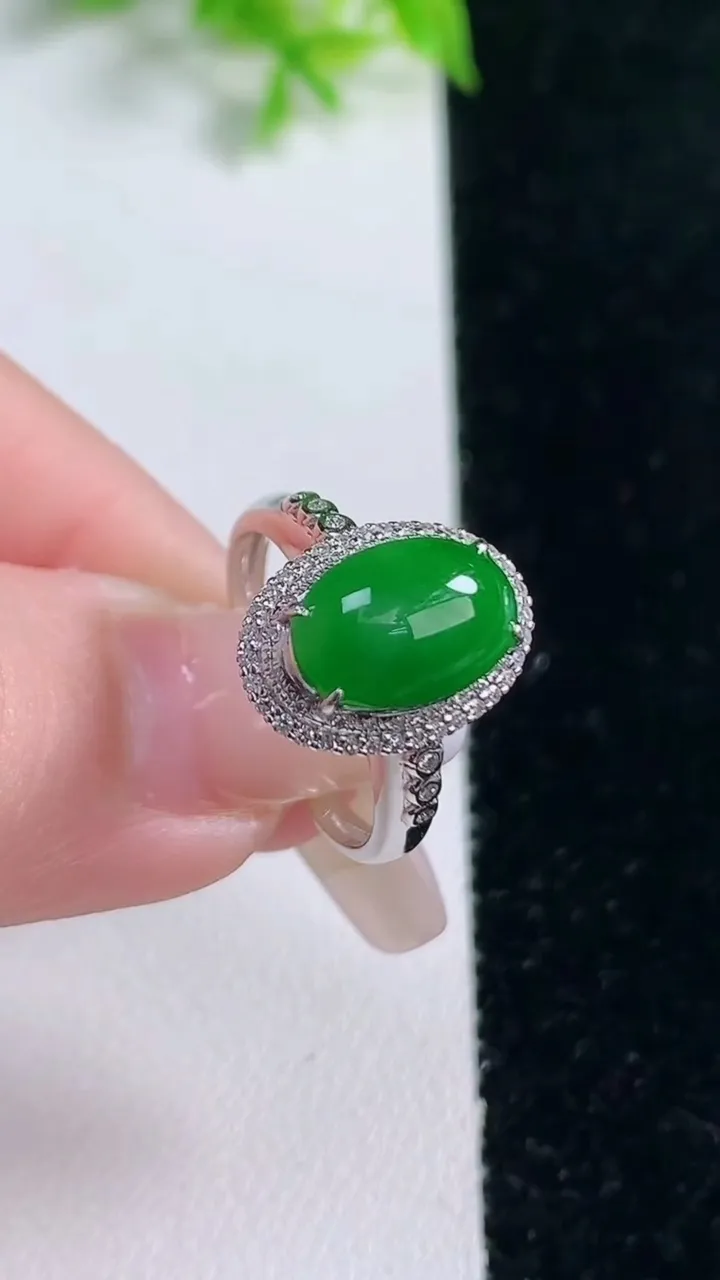天然A货翡翠蛋面戒指，尺寸17.4-11.3-6.9-8，重量:3.79g2026年1月17日
工厂直销收藏佳品,种好水足，色泽均匀，有种有色，上手高大气！