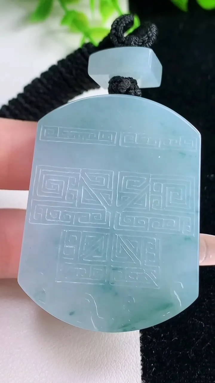 天然A货翡翠种飘花仿古无事牌吊坠，尺寸49.4-36.4-9.4，重量:56.82g
1月17日