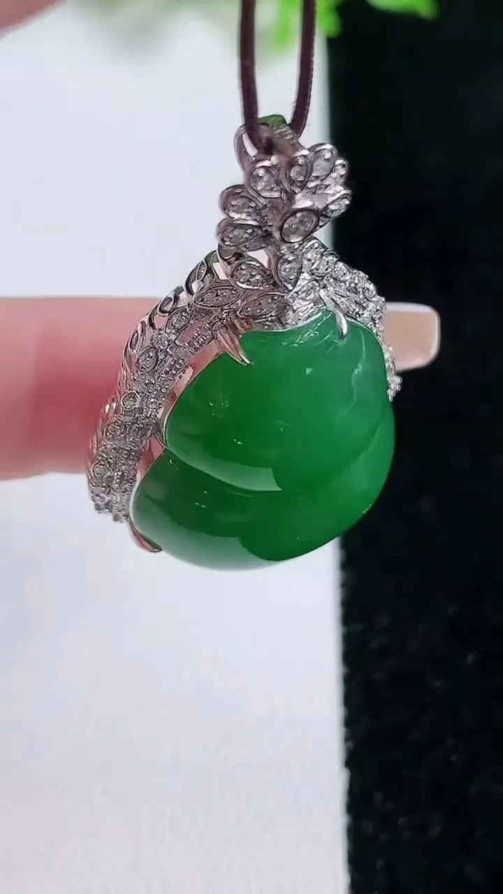 天然A货翡翠葫芦吊坠，尺寸37.4-23.7-12.6，裸石22.7-20.5重量:9.74g
1月17日