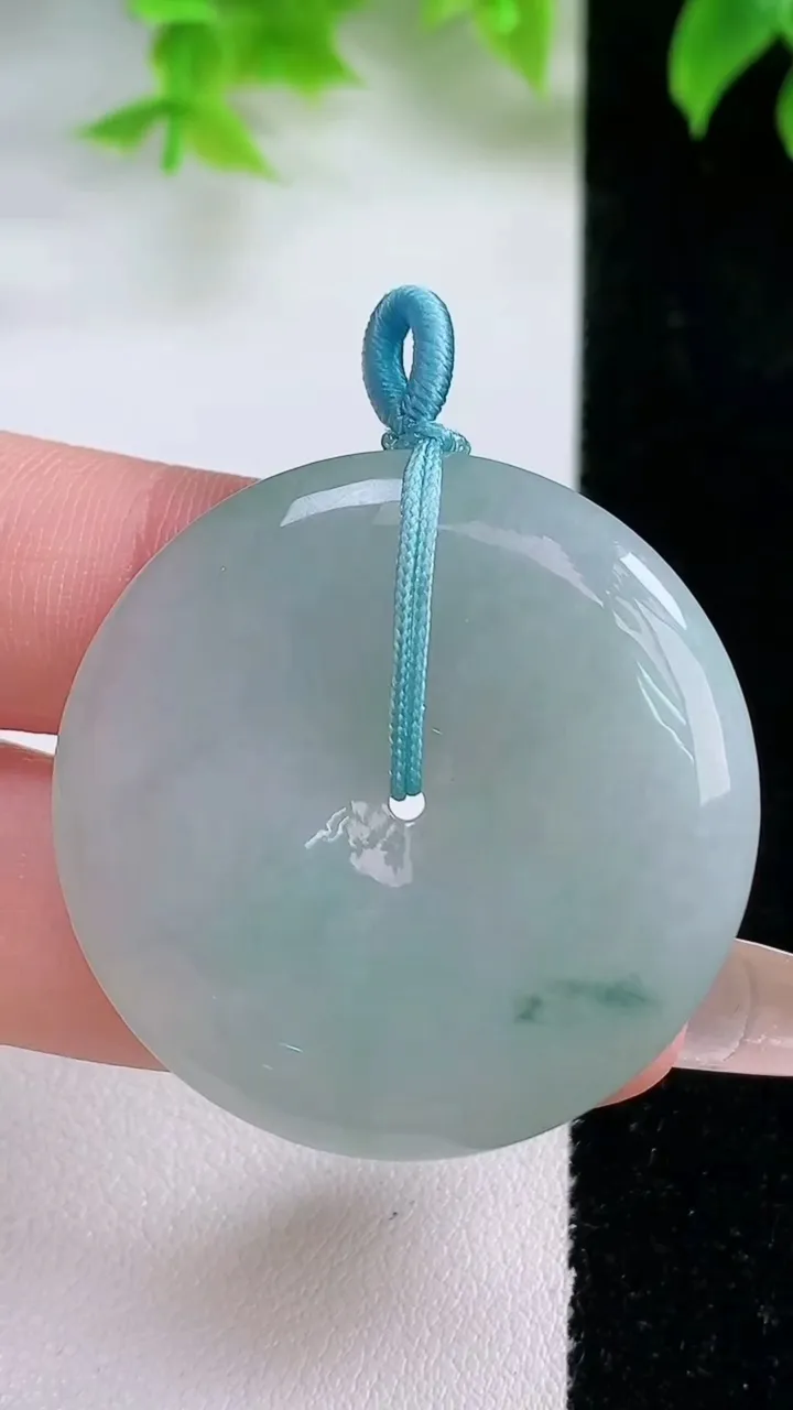 天然A货翡翠冰种飘花平安扣吊坠，尺寸35.6-5.8，重量:17.53g
1月17日