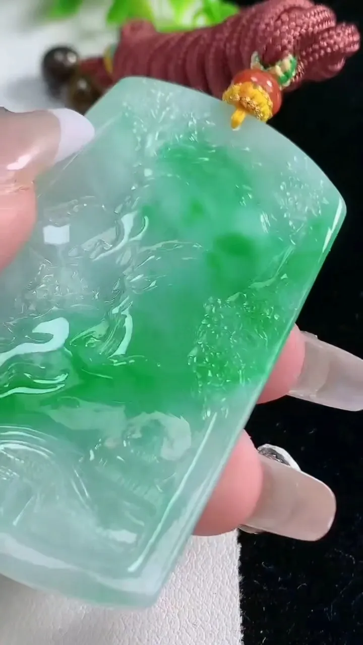 天然A货翡翠山水牌吊坠，尺寸61.2-39.3-5.2，重量:36.75g
1月17日