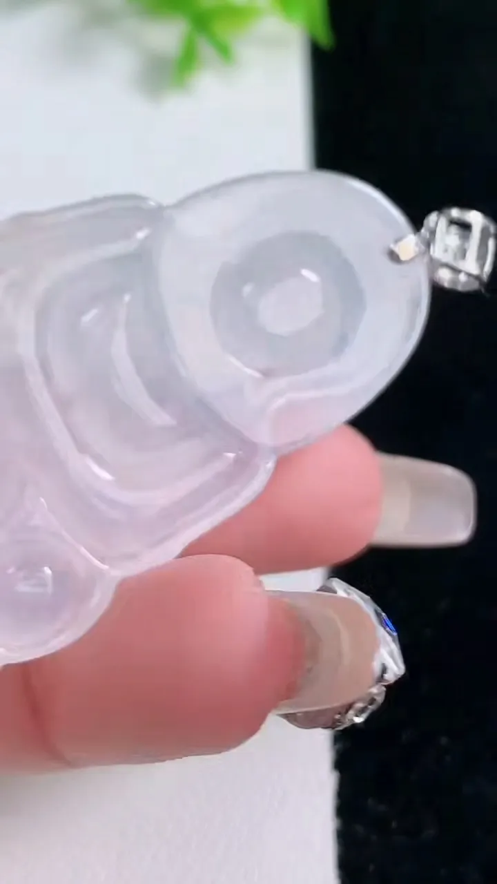 天然A货翡翠种白冰观音菩萨吊坠，尺寸50.2-31.2-5.3，重量:14.97g
1月17日