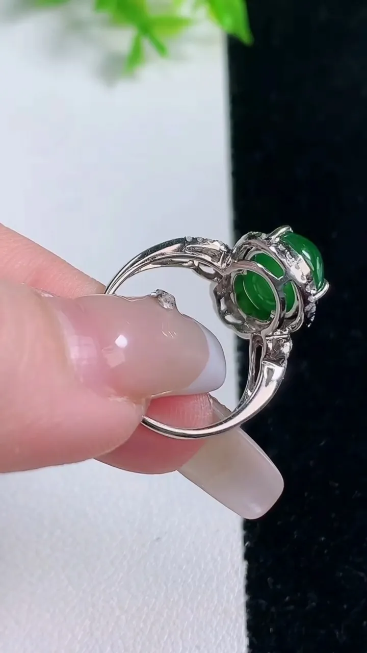 天然A货翡翠葫芦戒指，尺寸17-12-7.8-8，重量:4.47g2026年1月17日
工厂直销收藏佳品,种好水足，色泽均匀，有种有色，上手高大气！