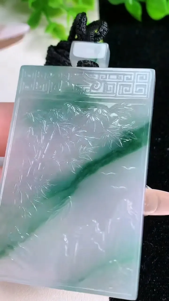 天然A货翡翠种飘花山水牌吊坠，尺寸62-40.4-5.9，重量:54.25g
1月17日