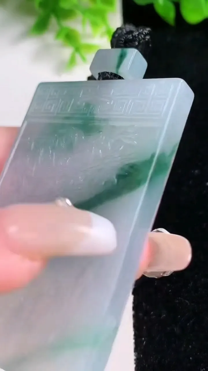 天然A货翡翠种飘花山水牌吊坠，尺寸62-40.4-5.9，重量:54.25g
1月17日