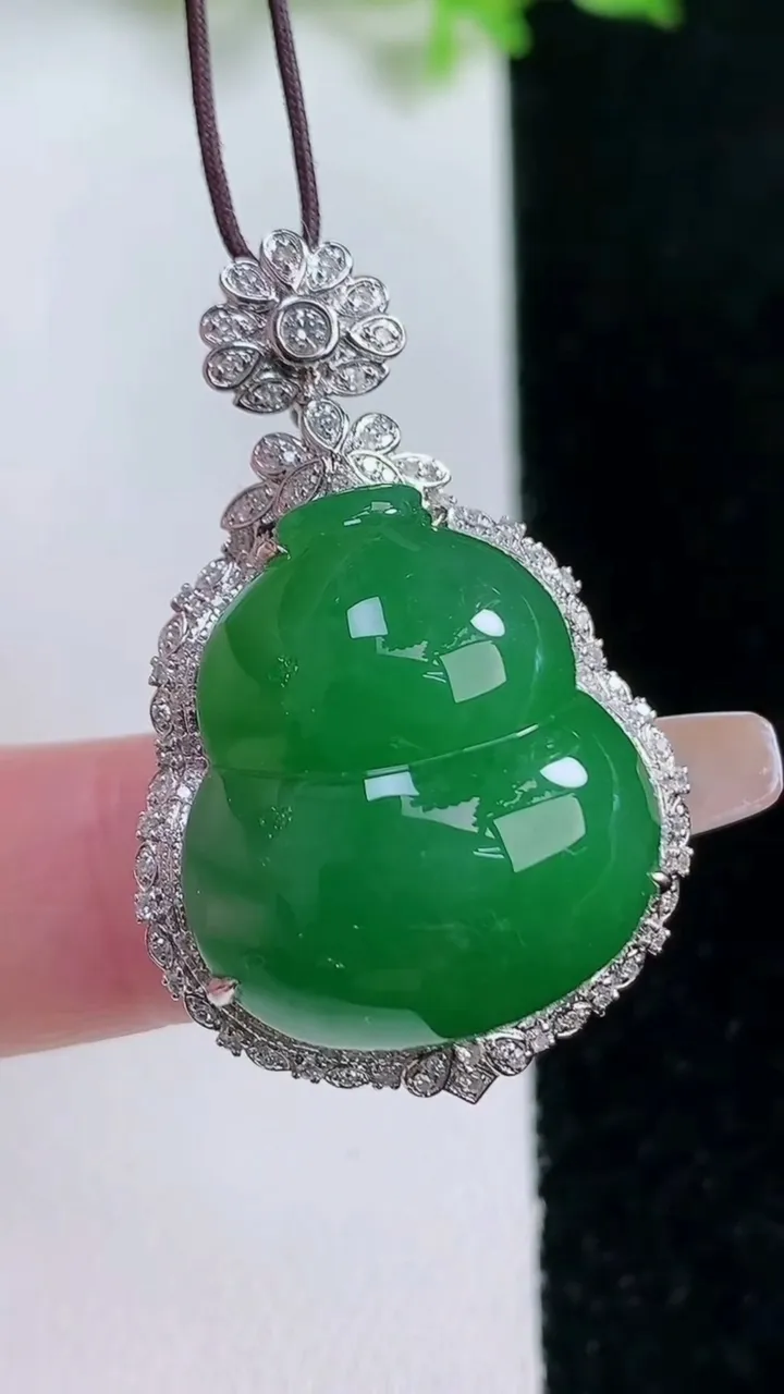 天然A货翡翠葫芦吊坠，尺寸37.4-23.7-12.6，裸石22.7-20.5重量:9.74g
1月