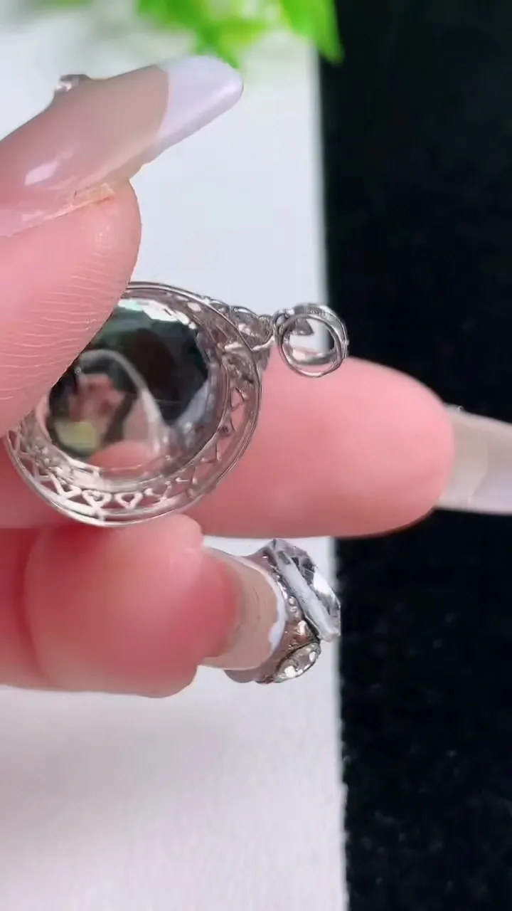 天然A货翡翠平安扣吊坠，尺寸25.3-17.7-5，裸石14.3重量:3.13g
1月17日