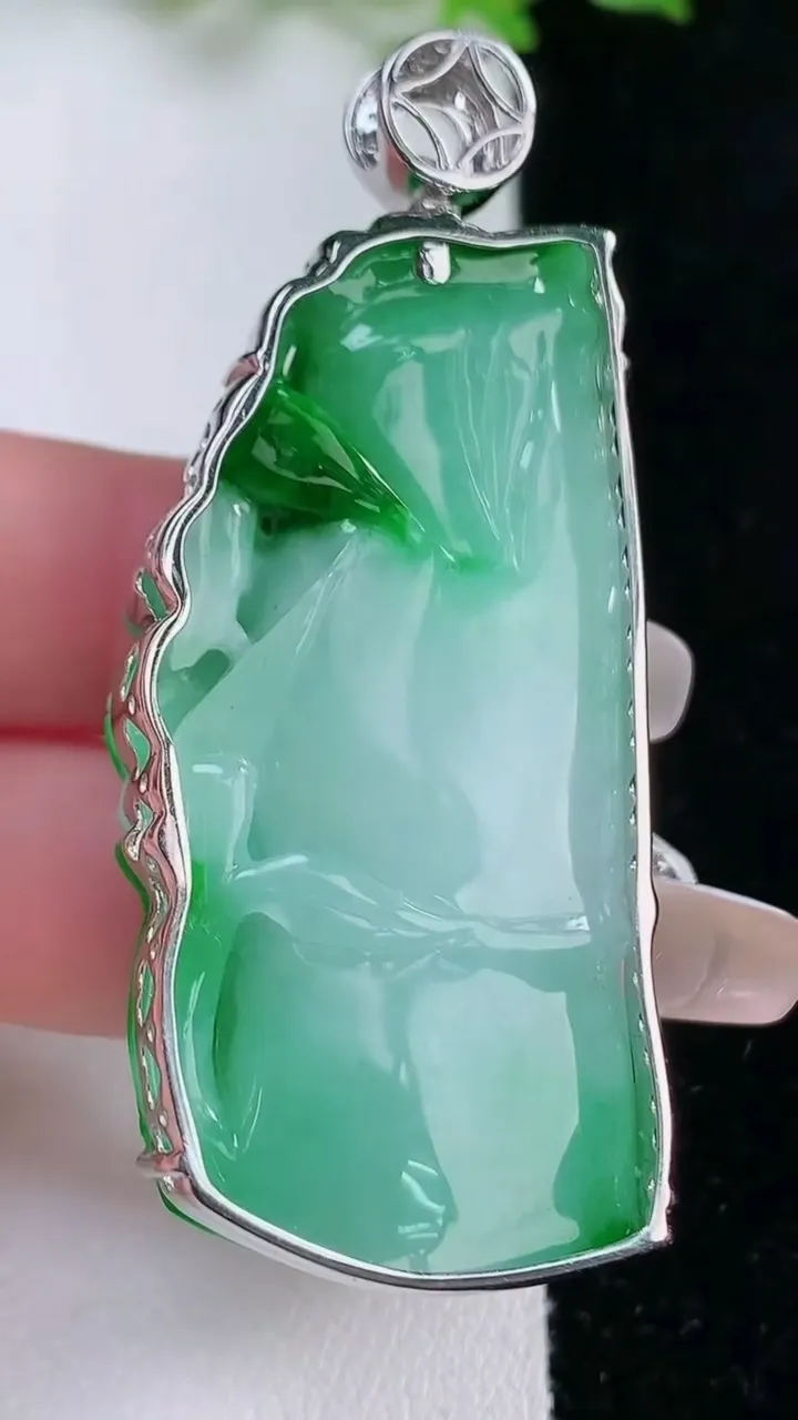 天然A货翡翠节节高升 竹节吊坠，尺寸51.2-24.5-13.7，重量:33.85g
1月17日